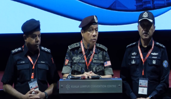 Mohd Khalid semasa sidang media selepas raptai keselamatan Sidang Kemuncak ASEAN ke-47 di Pusat Konvensyen Kuala Lumpur hari ini